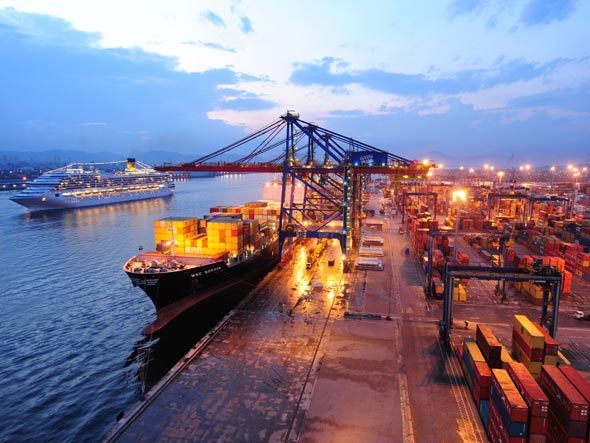 Porto de Santos alcança índice de 27,6% da balança comercial, a maior no ano.