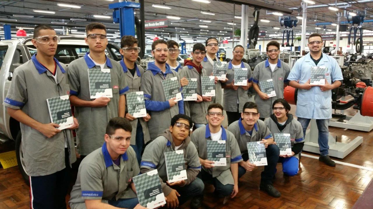 Ford entrega 5,5 mil livros sobre sistema de injeção eletrônica para o Senai de São Paulo.