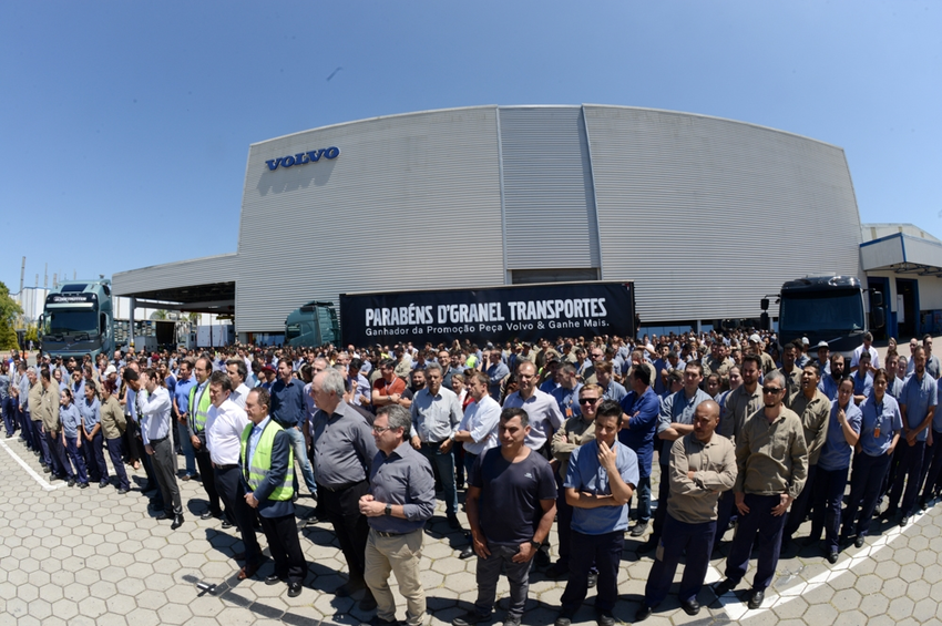 D’Granel Transporte recebe FH na fábrica da Volvo, em Curitiba (PR).