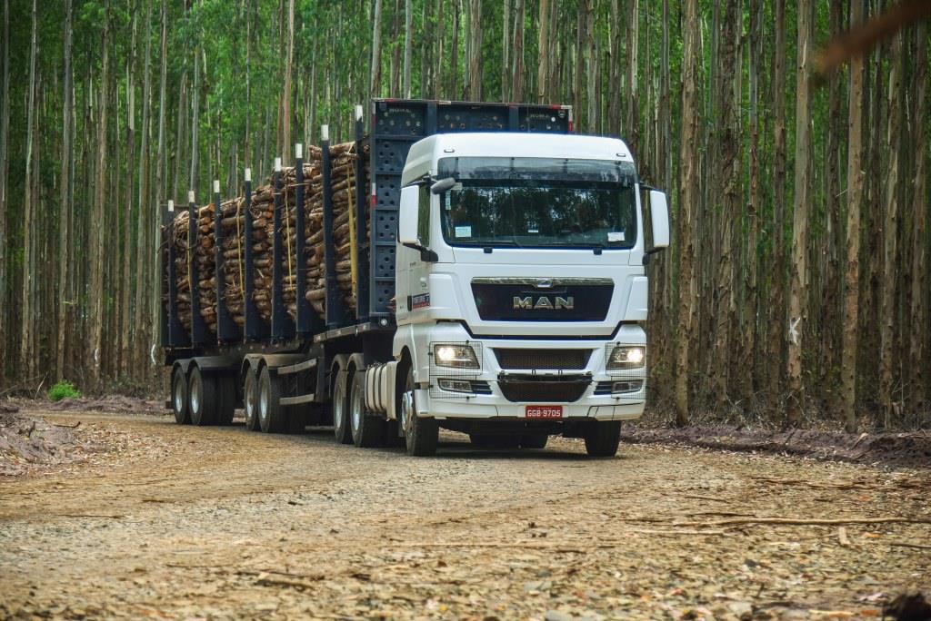 Volkswagen apresenta caminhão madeireiro Constellation 31.390 8x4.