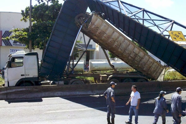 Projeto suspende norma do Contran para caminhões basculantes.