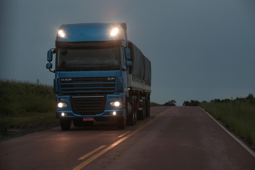 Caminhões DAF são equipados com faróis Skylight.