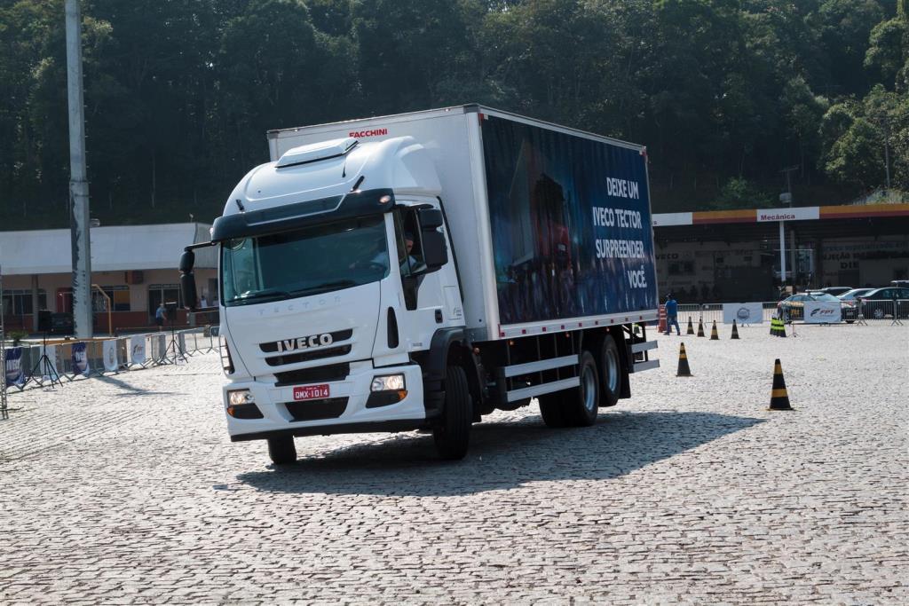 Gincana do Caminhoneiro | Disputa do slalom reúne 'bons de volante' em Rondonópolis.