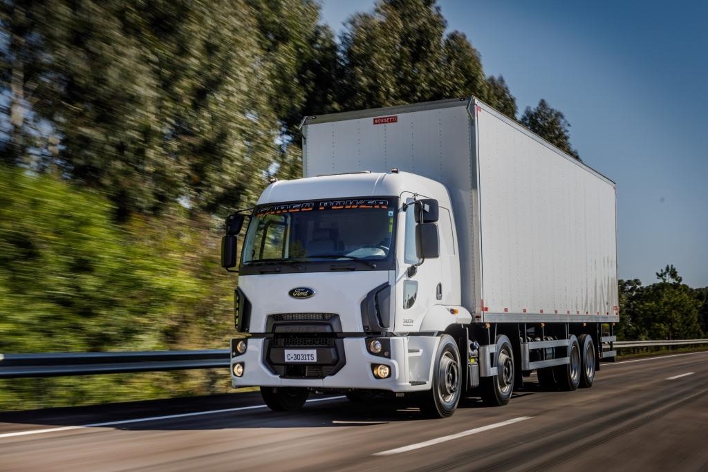 Novidade da Ford Caminhões, o Cargo 3031 8x2 é um bitruck original de fábrica.