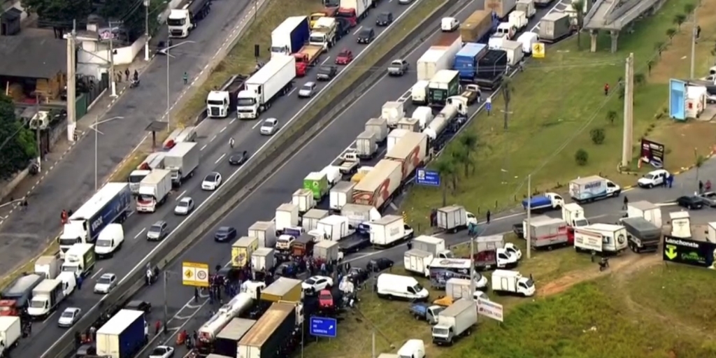 Comissão aprova MP da tabela e frete e anistia multas aplicadas durante a greve dos caminhoneiros.
