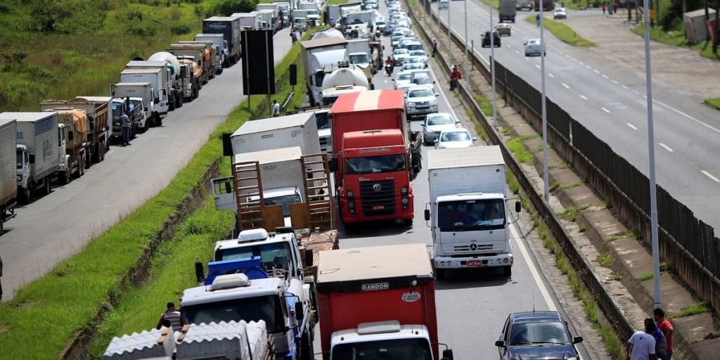Câmara aprova MP que define valores mínimos para o frete rodoviário.