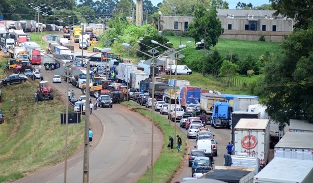 Projeto perdoa multas de caminhoneiros que paralisaram em 2015.