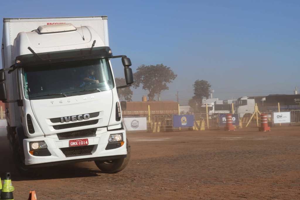 Show de habilidade no volante na Gincana do Caminhoneiro marca classificatória de Rondonópolis/MT.
