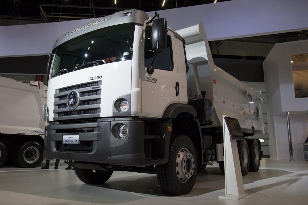 Volkswagen Caminhões e Ônibus apresenta modelo 31.280 Vocacional Canavieiro em feira de agronegócio.