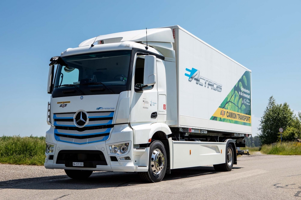 Caminhões Actros elétricos iniciam testes em clientes na Suíça.