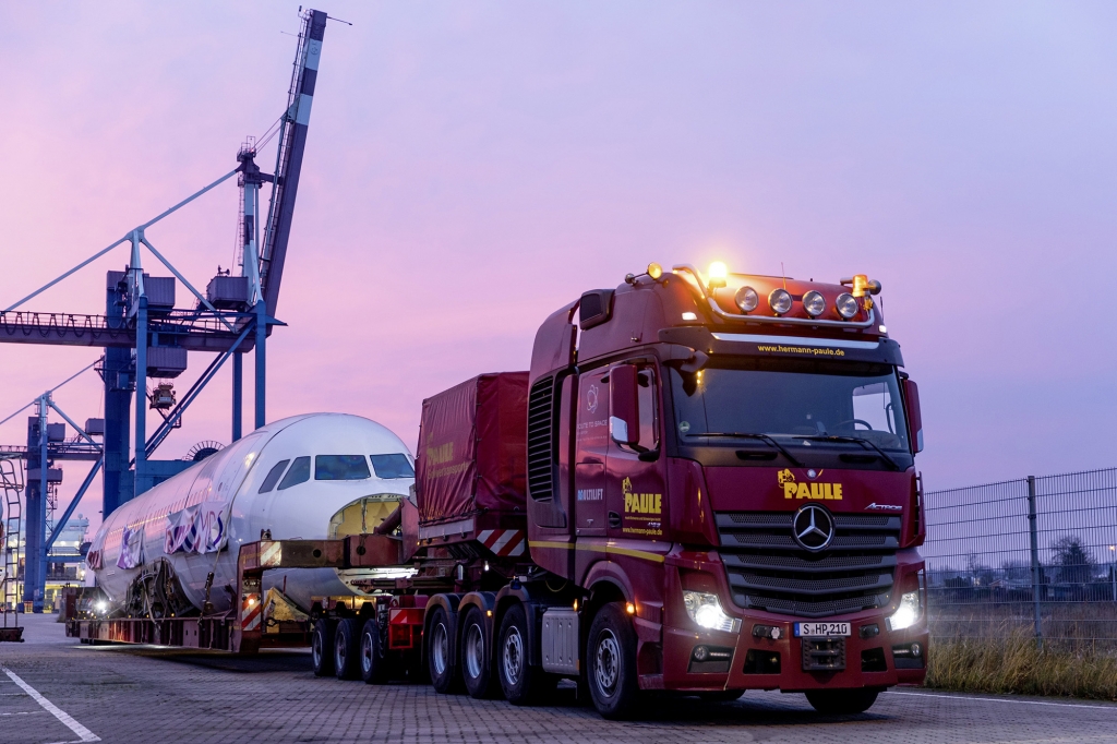 Mercedes-Benz Actros SLT no transporte extra-pesado.