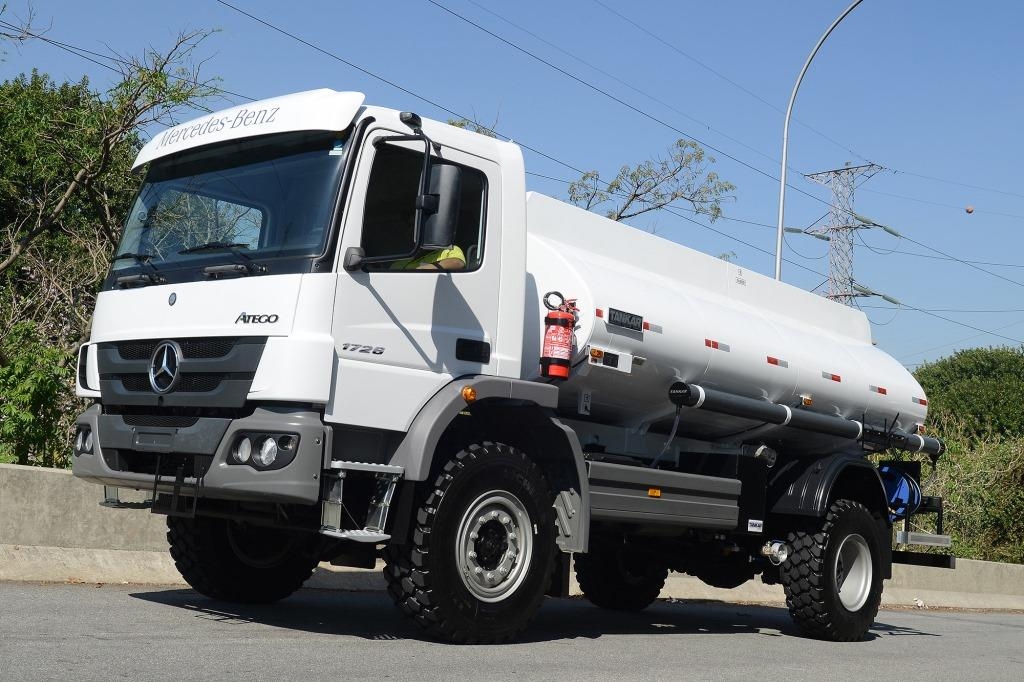 40 caminhões Mercedes-Benz Atego embarcam para Abu Dhabi.
