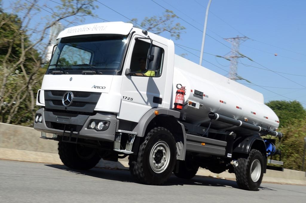 Mercedes-Benz vende 20 caminhões Atego fora de estrada para as Filipinas.