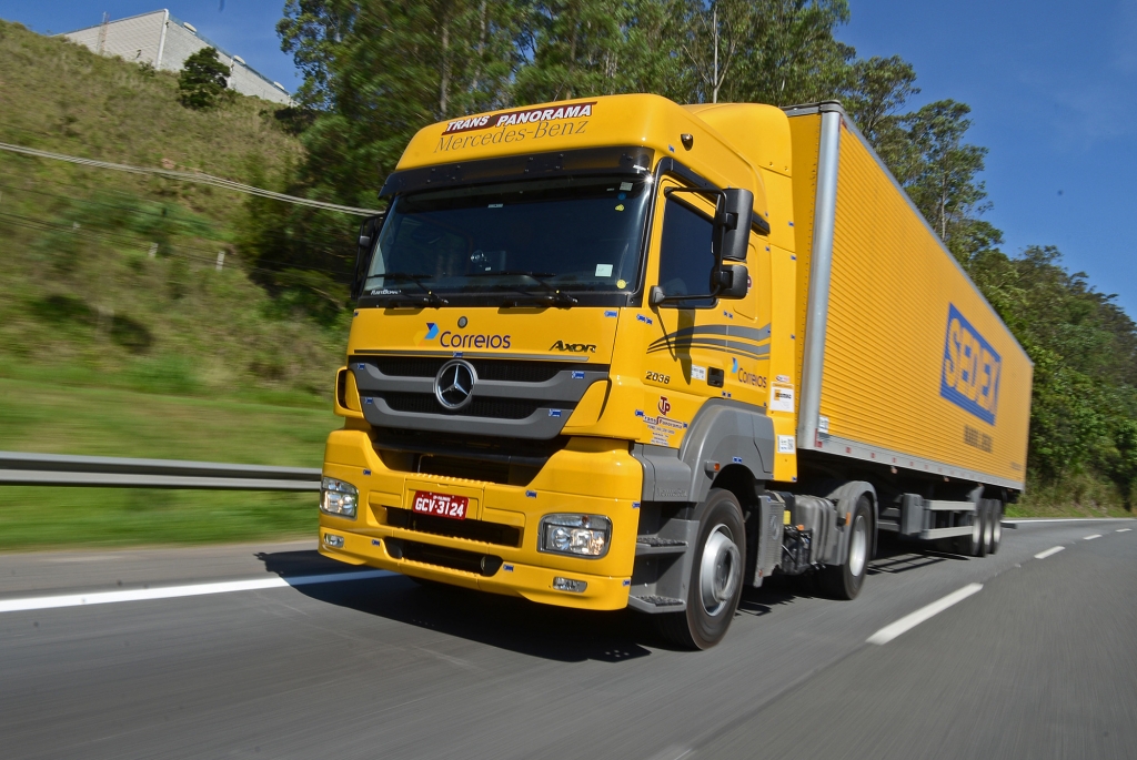 Mercedes-Benz vende 222 caminhões para Transpanorama que vão prestar serviços aos Correios.
