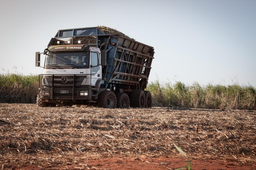Caminhão Axor de direção autônoma para transbordo de cana será destaque na Agrishow 2019.