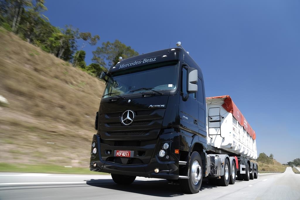 Mercedes-Benz expõe caminhões em feira de obras.