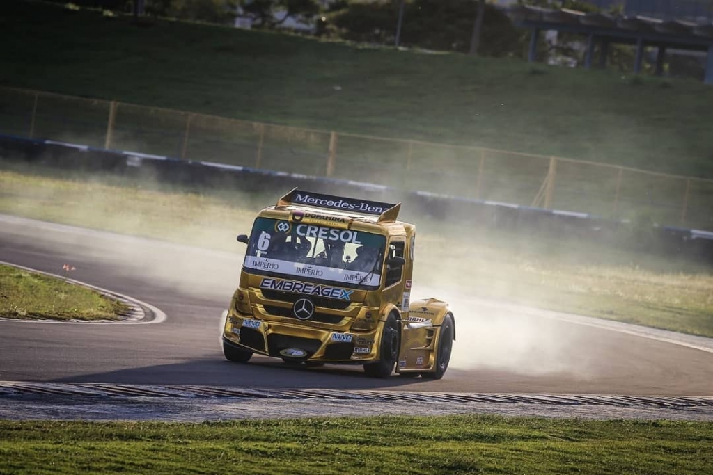 Actros com potência de até 1.250 cavalos acelera no autódromo de Campo Grande.
