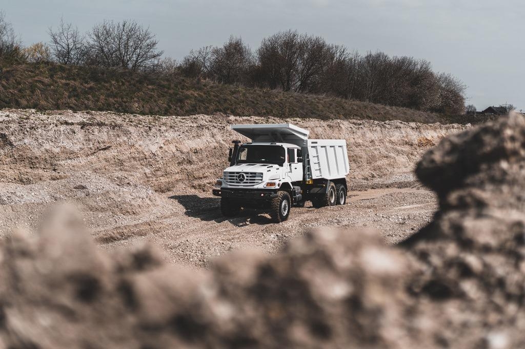 Daimler mostra caminhões Actros e Arocs em feira de construção na Alemanha.