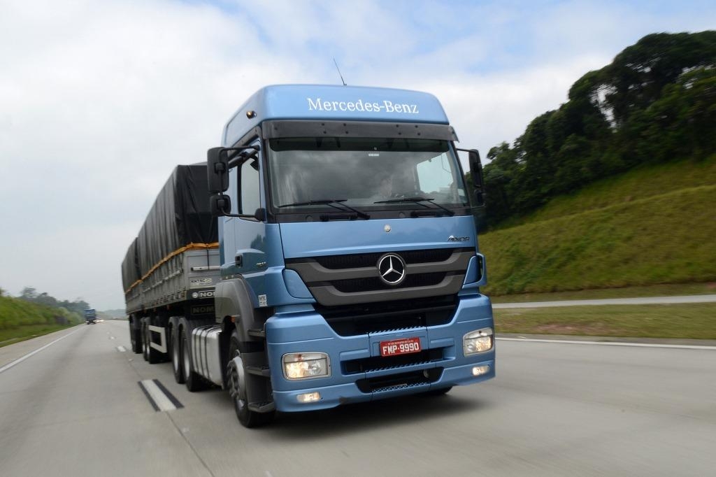 Mercedes-Benz destaca caminhões extrapesados em feira agropecuária no Mato Grosso.