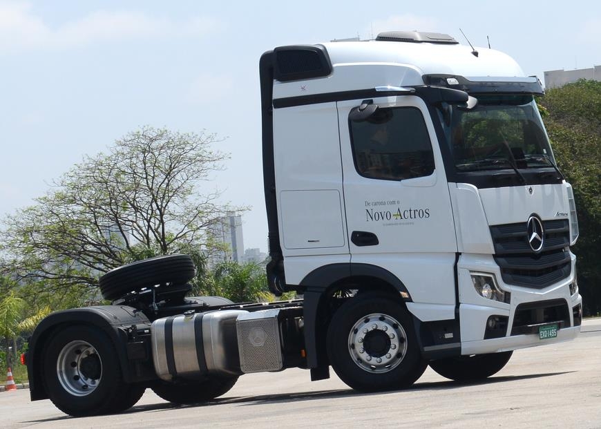 Clientes pegam carona com o Novo Actros sem retrovisores externos.