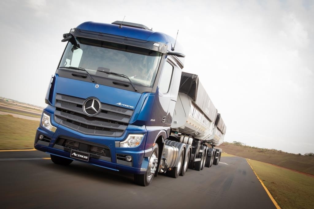Fagundes Construção e Mineração compra cinco Actros sem retrovisor externo na abertura da Fenatran.