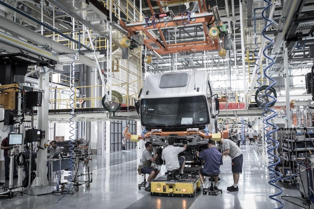 Mercedes-Benz contrata 600 novos funcionários para produção de caminhões em 2019.