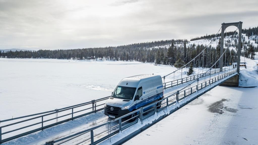 Sprinter elétrica é aprovada nos testes de inverno no Círculo Polar Ártico.