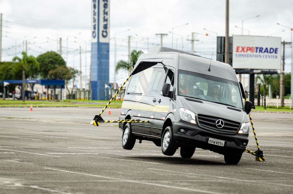 Mercedes-Benz demonstra controle de estabilidade da Sprinter para 180 clientes de Curitiba.