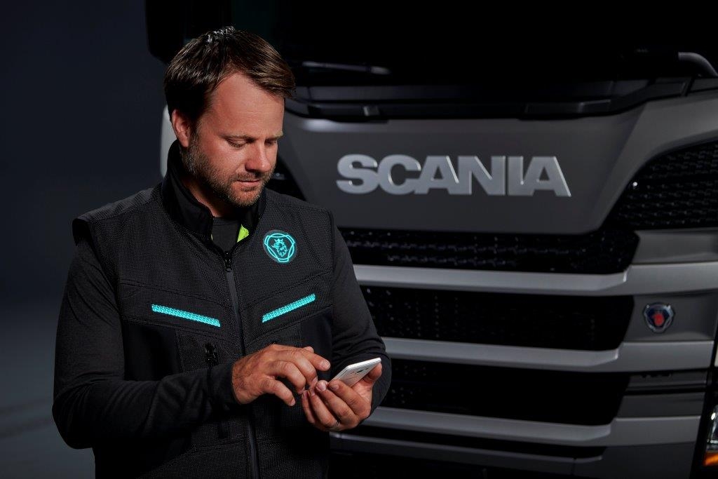 Scania mostra colete conectado que aumenta segurança do caminhoneiro.