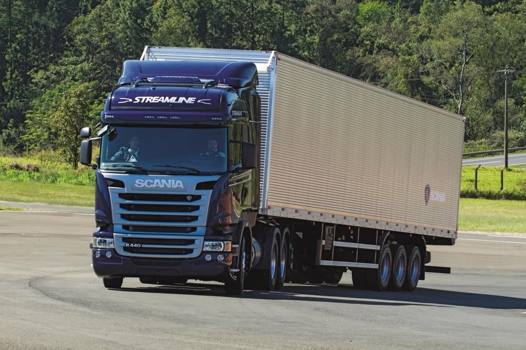 Promoção Serviço Premiado Scania entrega caminhão para Transportadora Pra Frente Brasil.