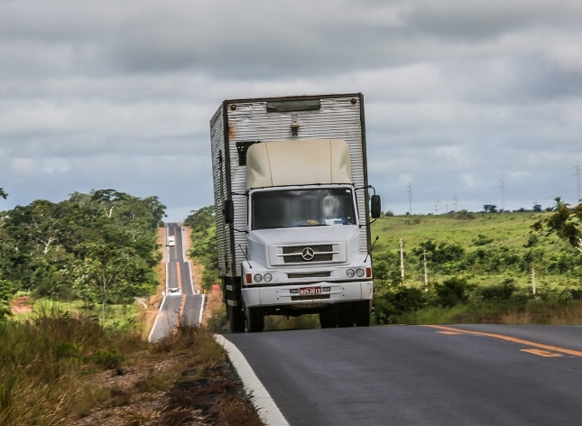 ANTT fiscaliza cerca de 4 mil caminhões no RJ.