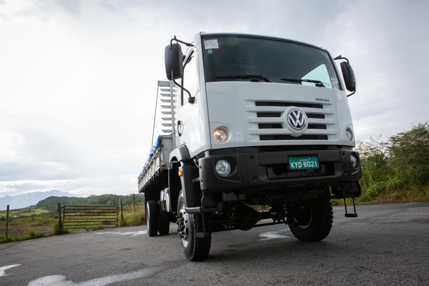 Volkswagen lança Constellation 4x4.