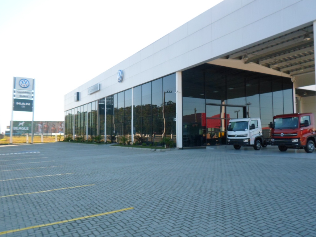VW Caminhões e Ônibus inaugura novas concessionárias no Norte e Sul do Brasil.
