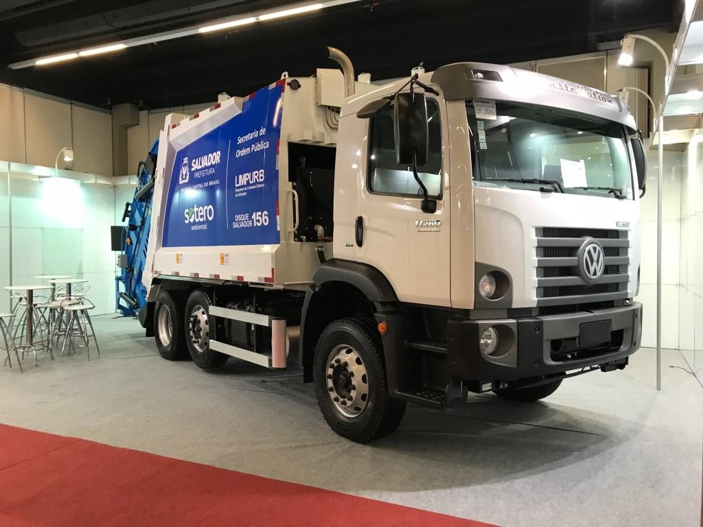Volkswagen expõe caminhão de coleta na Waste Expo Brasil.