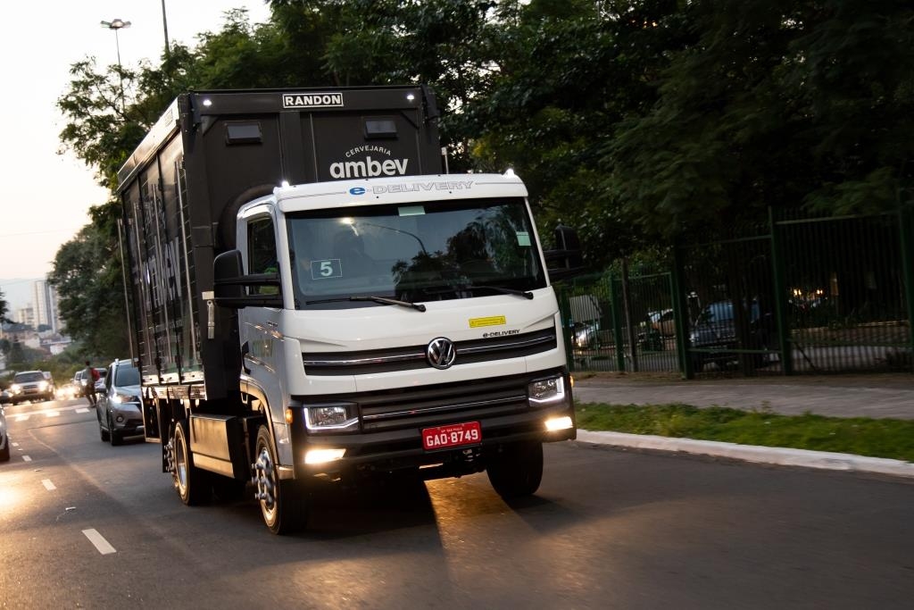 Volkswagen celebra um ano de parceria com Cervejaria Ambev para viabilidade da distribuição elétrica.