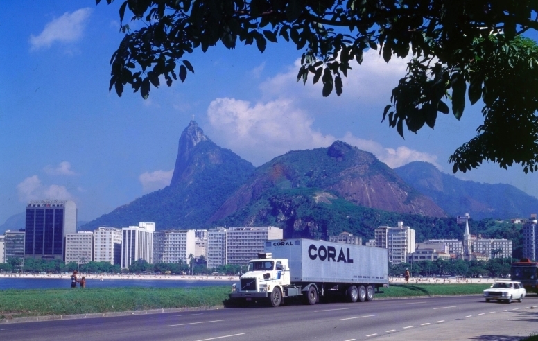 Volvo busca caminhão e ônibus mais antigos da marca produzidos no Brasil e ainda em atividade.