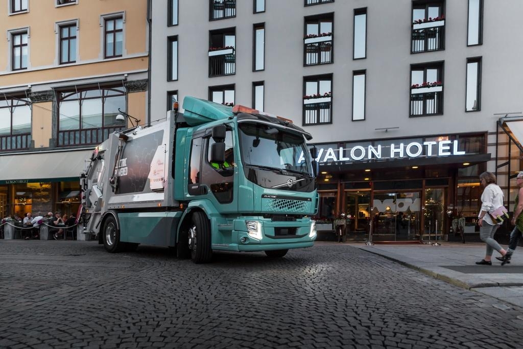 Volvo faz sua primeira entrega de caminhões elétricos na Europa.