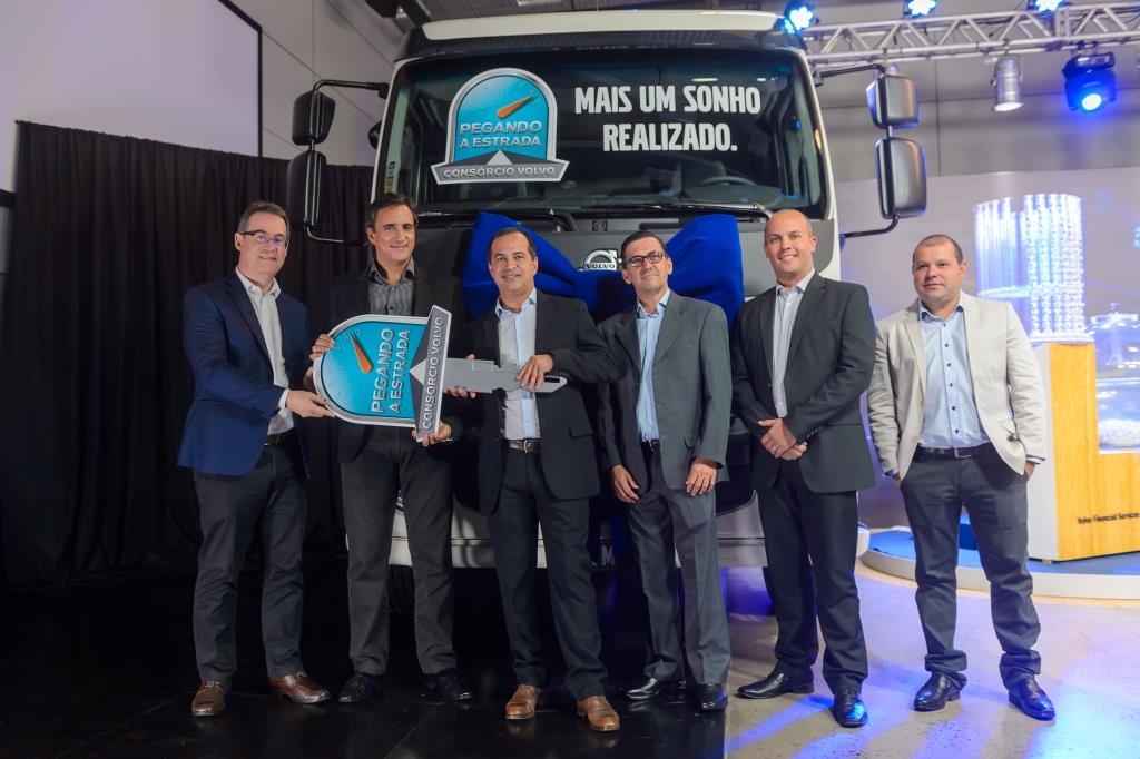 Consórcio Volvo entrega caminhão para vencedor da promoção Pegando a Estrada.