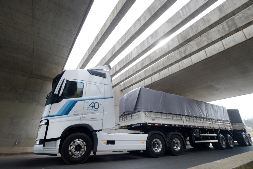 Série Especial do FH e o caminhão mais rápido do mundo são os destaques Volvo na Fenatran.