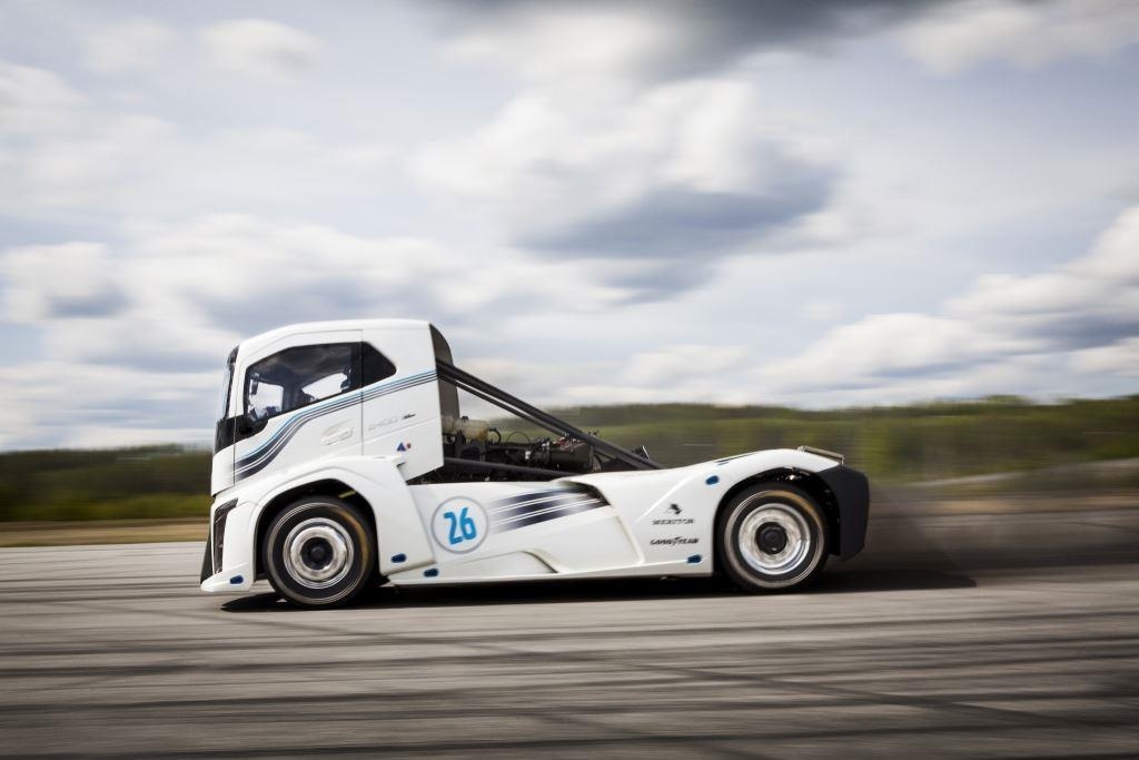 Volvo traz para a Fenatran o Iron Knight, o caminhão mais rápido do mundo.
