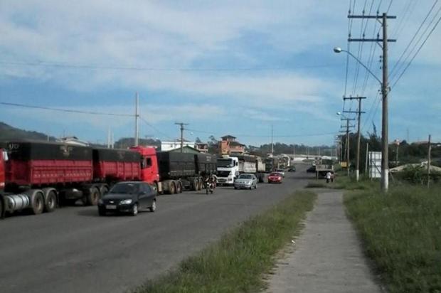 Fila de caminhões e motoristas