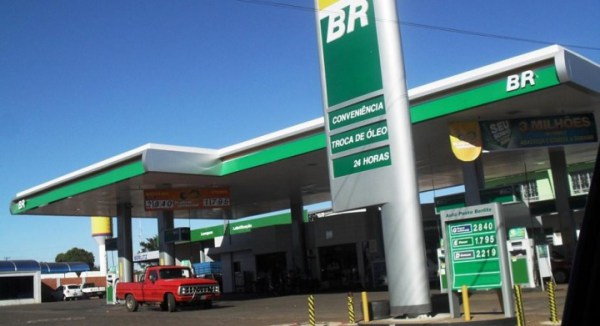 Petrobras anuncia reajuste de 2,5% no diesel e 0,5% na gasolina nas refinarias.