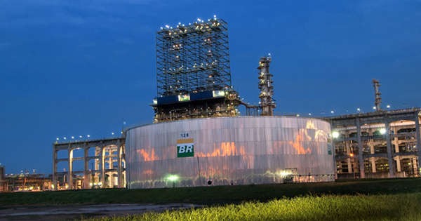 Petrobras reajusta combustíveis e sobe preços nas refinarias.