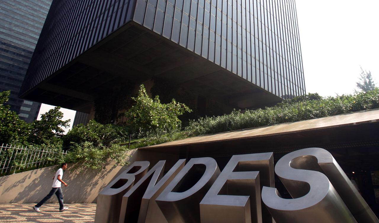 Desembolsos do BNDES caem 35% em 2016.