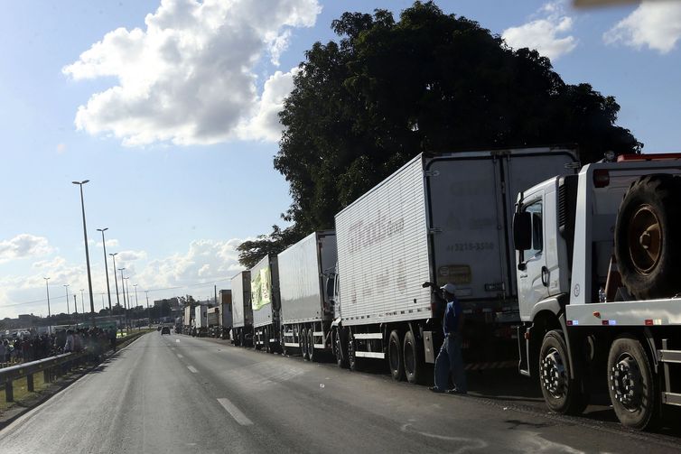 Caminhoneiros e ANTT voltam a discutir preços de fretes na segunda.
