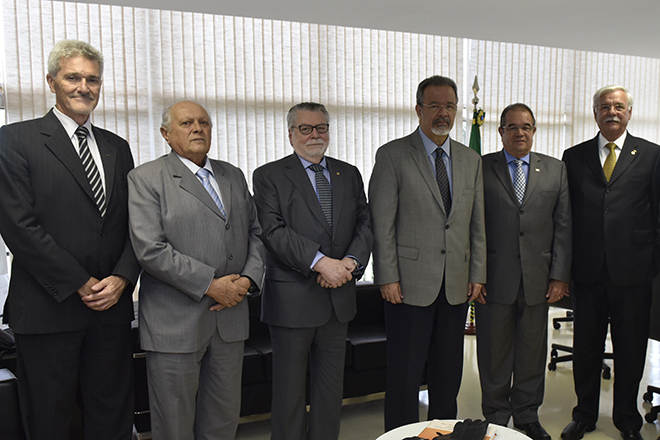 Ministro da Segurança Pública se compromete a ajudar transportadores.