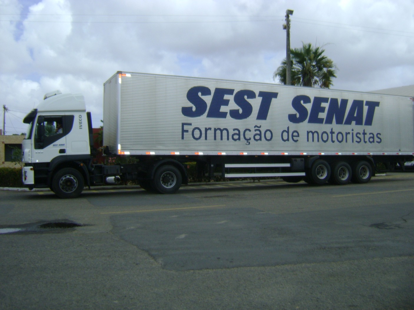 SEST SENAT oferta 10 mil vagas do projeto Escola de Motoristas Profissionais.