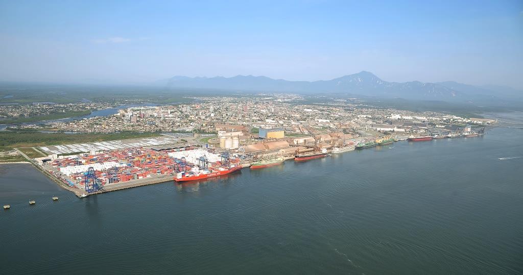 Empresa chinesa confirma aquisição do terceiro maior terminal de contêineres do Brasil.