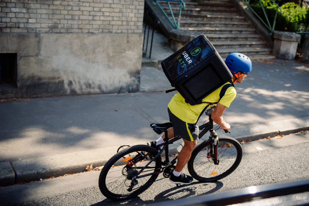 Uber lança serviço de entrega de comida com ciclistas, através do UberEATS.