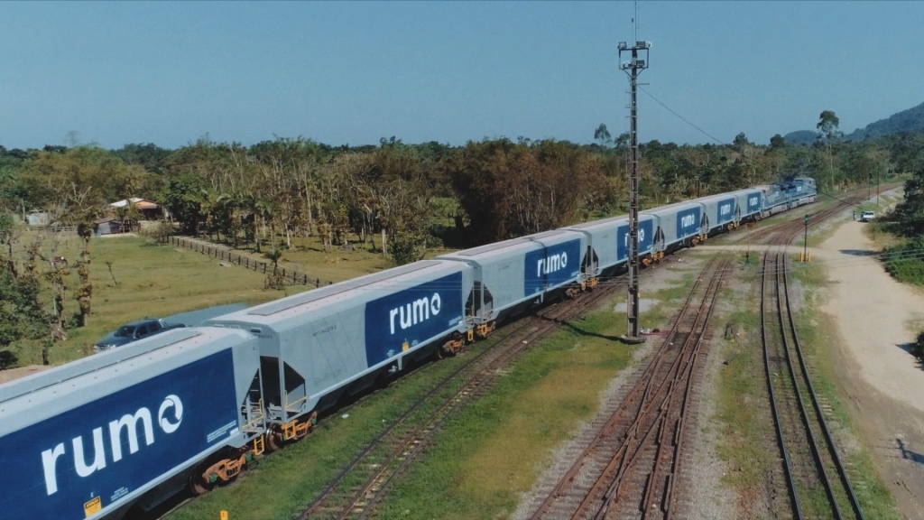 Rumo quebra recordes históricos de transporte de cargas em junho.